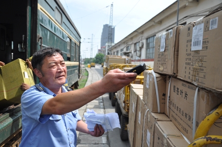 新乡车站强化铁路货物全程追踪扫描系统